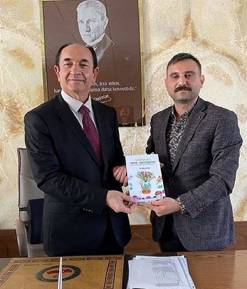 Yazar Öğretmen Dr. Yıldıray AYDIN "İlk Okulda Hayal Gücü" adlı Yeni Kitabını Kaymakam Ahmet ALTINTAŞ' a Hediye etti.