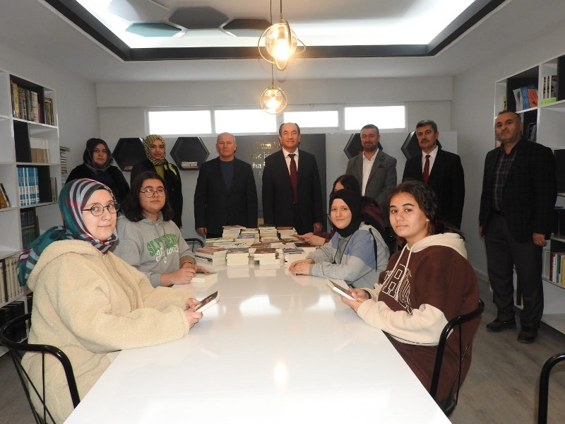 OKULLARIMIZ DA ÖĞRENCİLERİMİZ YENİ KİTAPLAR İLE BULUŞTURULDU
